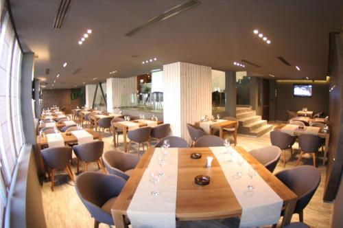 En restaurant eller et andet spisested på Apartament Fundeni