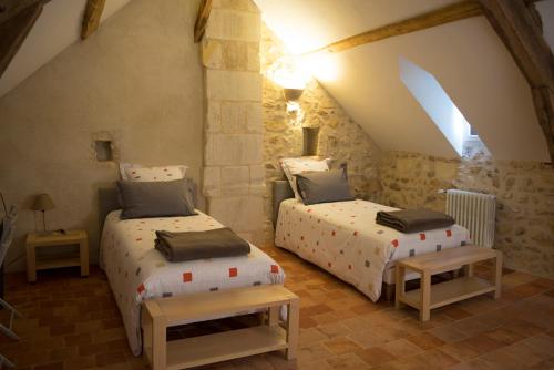 a bedroom with two beds in a attic at L'Abeille bleue in Cheillé