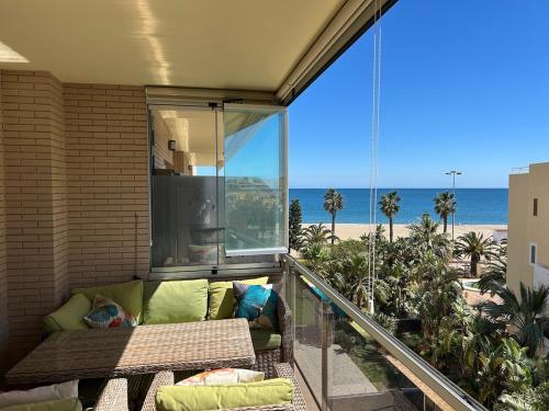 Romanilla Suites con vistas al mar, piscina y salida directa a la playa