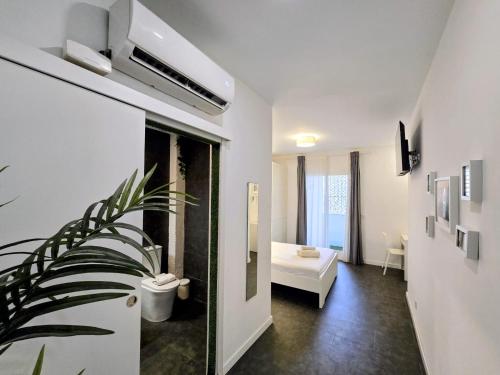 a living room with a white room with a plant at Cozy Room G10 in Valencia