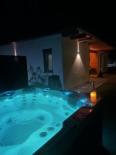 a hot tub in a backyard at night at Loft N 39 - ekskluzywny apartament pod Zamkiem w Mosznej in Moszna