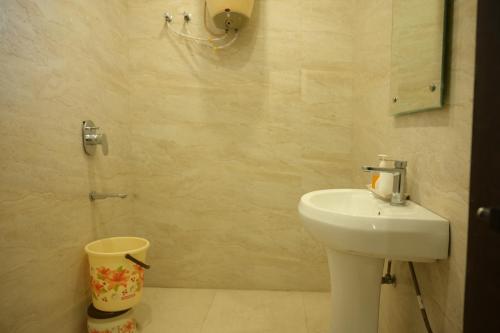 a bathroom with a white toilet and a sink at Hotel Shyam Palace Near Kapurthala Mahanagar Lucknow in Lucknow