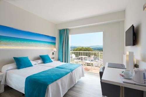 ein Hotelzimmer mit 2 Betten und einem Balkon in der Unterkunft Invisa Hotel Es Pla - Adults Only in Sant Antoni de Portmany