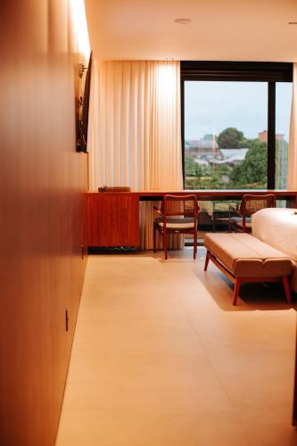 una camera d'albergo con un letto e una finestra di Catuai Hotel Jaru a Juru