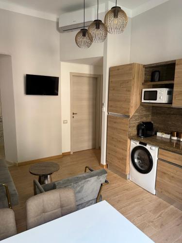Rin Collection - 2BR 2BA Apt - 5 min walk to Metro & Train