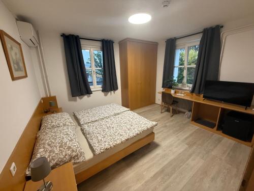 a bedroom with a bed and a flat screen tv at Groß Genuss in Kaibing