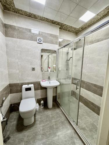 a bathroom with a toilet and a sink and a shower at Sumgayit Apart House in Sumqayıt