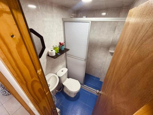 a small bathroom with two toilets and a shower at ApartaHotel Holguin in Estación El Salto
