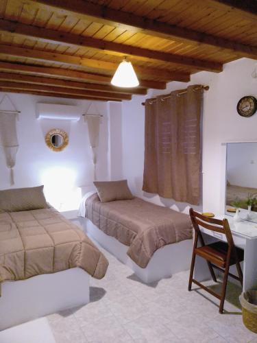 En eller flere senge i et værelse på MMrooms διπλό κρεβάτι 2ος όροφος