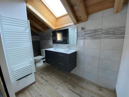 TV in/ali zabaviščno središče v nastanitvi Maison à Briançon