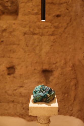 a blue gemstone sitting on top of a table at Espacio Biocompatible - Villa Raíz in Requena
