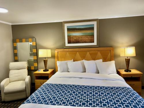 Ένα ή περισσότερα κρεβάτια σε δωμάτιο στο Rodeway Inn