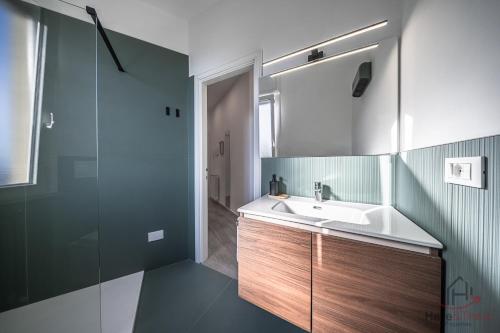 a bathroom with a sink and a mirror at Panorama Blu - Spiaggia 7min - Terrazza - WiFi in Celle Ligure