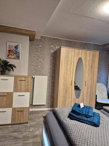 a bedroom with a bed and a dresser and a mirror at Ferienwohnung Puchfrie in Bad Sooden-Allendorf