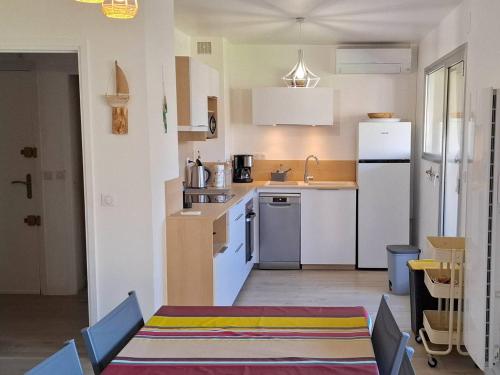 Appartement rénové 2021 avec balcon et garage, proche golf, 3 pièces, 6 couchages, Le Lavandou. - FR-1-251-425