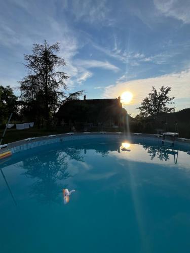 Bazen u ili blizu objekta Villa Bernoux