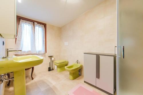 a bathroom with a green toilet and a sink at Relax Stay vicino Padova e Brenta in Vigonza