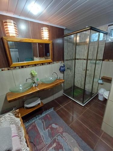 a bathroom with a glass shower and a sink at Sentirse en casa in Puerto Iguazú