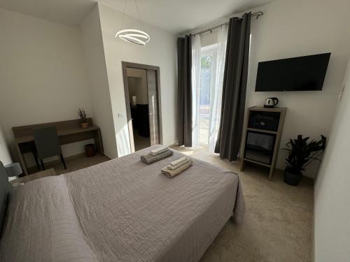 ein Schlafzimmer mit einem Bett, auf dem zwei Handtücher liegen in der Unterkunft Isamar in Grosseto