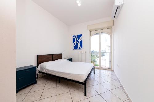 a bedroom with a bed and a window at Blue Dreams - Marittima in Marittima