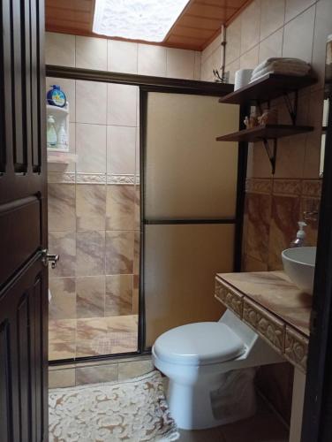 a bathroom with a toilet and a sink at Casa morfo in Bijagua