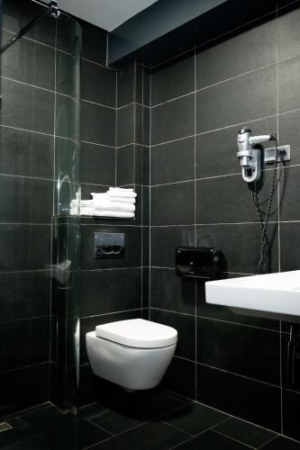 a bathroom with a toilet and a sink at Auberge De Moerse Hoeve in De Moer