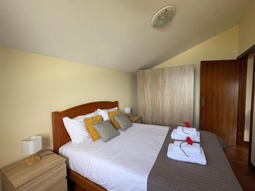 a bedroom with a bed with towels on it at Casa Do Pico in São Vicente