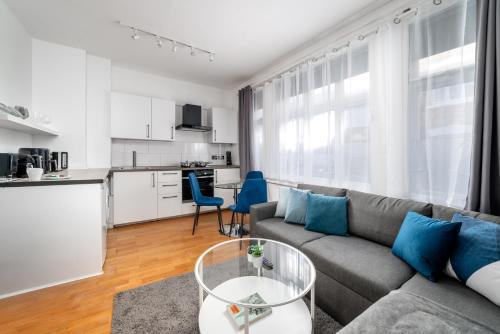 a living room with a couch and a table at Carnaby & Oxford Street, Elegante Apartamento Soho in London