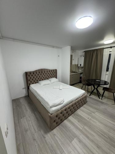 a bedroom with a large bed in a room at Pollux Residence Militari Ap 81 in Bucharest