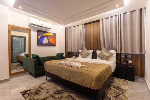 ein Schlafzimmer mit einem Bett, auf dem ein Stofftier liegt in der Unterkunft The Cabyn Boutique Hotel in Pantang