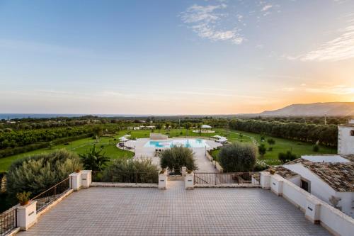 einen Luftblick auf eine Villa mit einem Pool in der Unterkunft Casal Sikelio in Cassibile