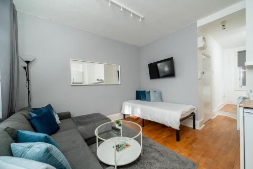 a living room with a couch and a bed at Carnaby & Oxford Street, Elegante Apartamento Soho in London