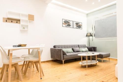 Modern Apartment Steps from Shops & Center