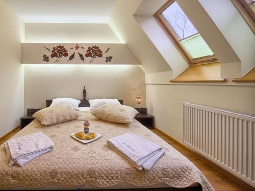 una camera da letto con un grande letto in mansarda di VisitZakopane - Flower Apartment a Zakopane