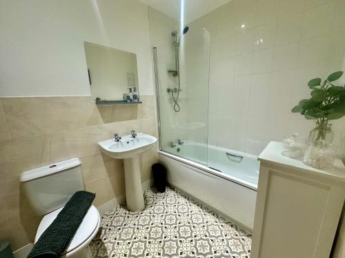 a bathroom with a toilet and a sink and a tub at 4BR Cheshire East/Townhouse/Central - Close to Bentley in Crewe