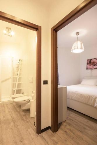 a bedroom with a bed and a ladder and a mirror at Loppia Bay View Apartment in Bellagio