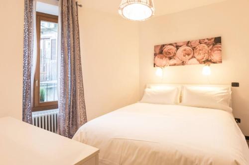a bedroom with a bed and a window at Loppia Bay View Apartment in Bellagio