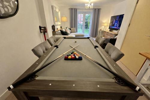 a living room with a pool table at 4BR Cheshire East/Townhouse/Central - Close to Bentley in Crewe