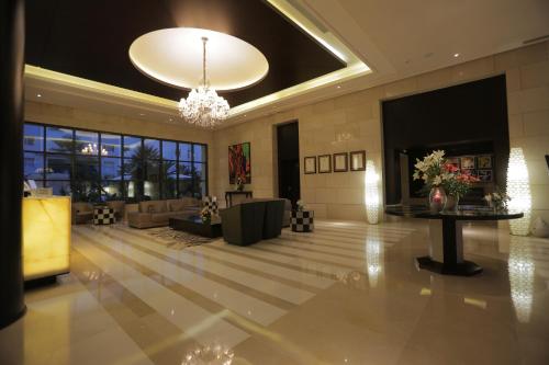 Coin salon dans l'établissement Le Corail Suites Hotel