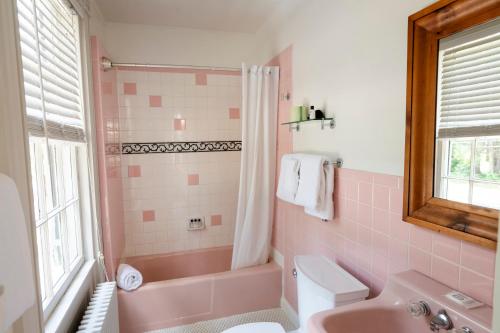 Bilik mandi di ButtonBall Inn