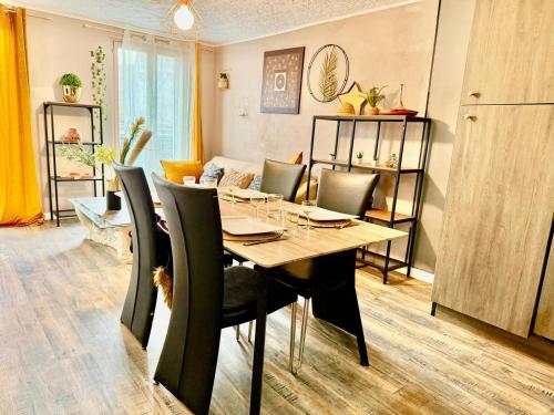 a dining room with a table and chairs at Le Jacuzzi Room in Perpignan