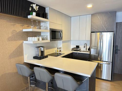 a kitchen with a counter and a refrigerator at Beautiful 2 bedrooms condo with pool Livo Tower in Monterrey