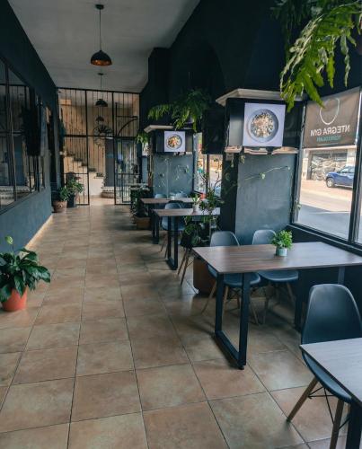 une rangée de tables et de chaises dans un restaurant dans l'établissement Hotel Integra Tepoztlán, à Tepoztlán