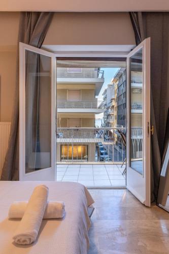 Spacious 4BR Central Apt Near the Sea with Balcony