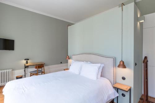 sypialnia z białym łóżkiem i biurkiem w obiekcie GuestReady - Picaria Living Quarter 3 w Porto
