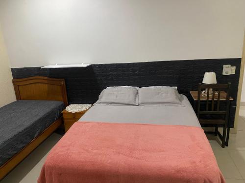 sypialnia z łóżkiem z czerwonym kocem w obiekcie POSADA DON CANDIDO w mieście San Antonio
