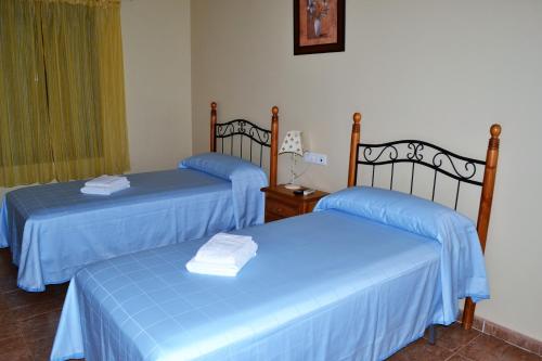 A bed or beds in a room at Hostal la Encina