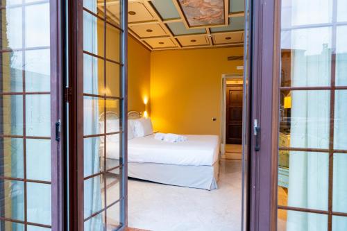 a bedroom with a bed and a window at Il Castello Di San Gaudenzio in Cervesina