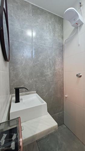 a bathroom with a sink and a shower at Riviera Sanary 1206 - Nova Almeida in Serra