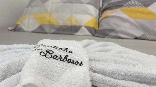 a pile of towels sitting on top of a bed at Cantinho dos Barbosas in Angra dos Reis